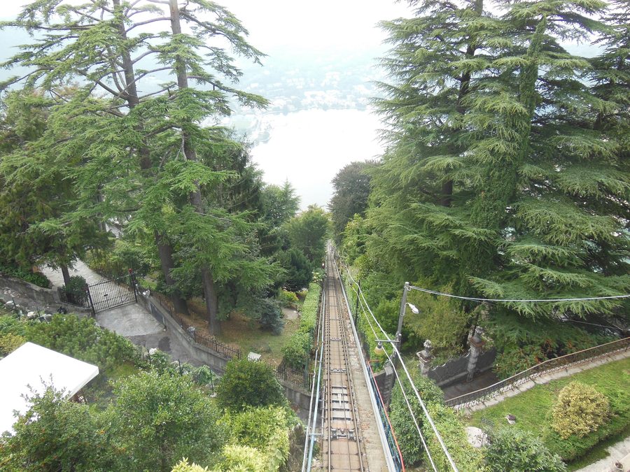 Blick entlang der Como–Brunate-Funicolare von der oberen Station mit dem Comer See im Hintergrund