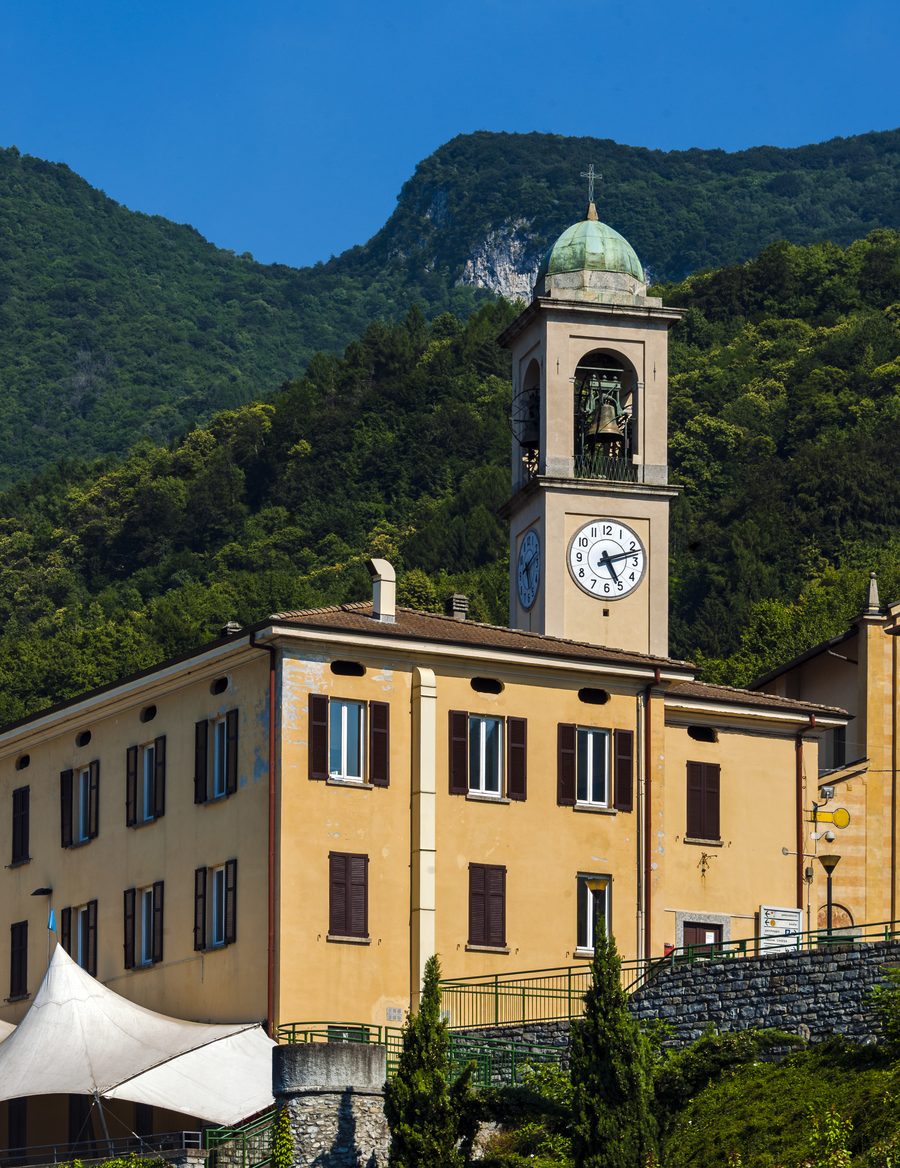 Rathaus und Kirchturm von Lezzeno am Comer See, vom Anlegeplatz aus gesehen