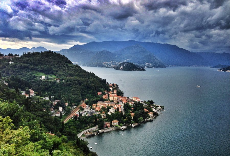 Panoramablick auf Perledo am Comer See mit See- und Berglandschaft