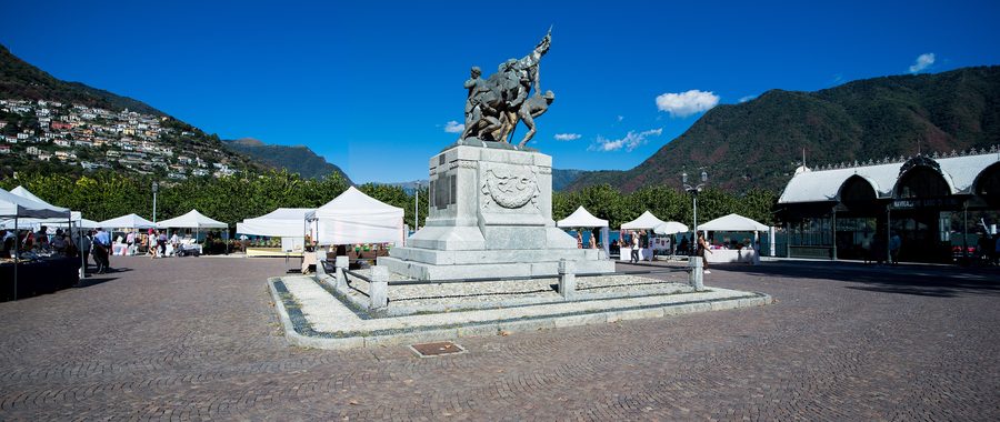 Monumento ai Caduti di Cernobbio on the lakeside during a market