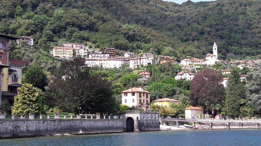 Vista di Limonta dal lago di Lecco