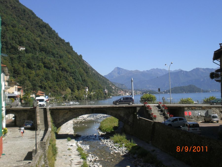 Argegno am Comer See mit Uferbereich und Ortsansicht