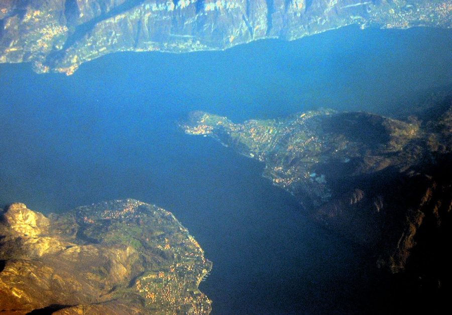 Luftaufnahme der Halbinsel von Bellagio zwischen den südlichen Seearmen des Comer Sees