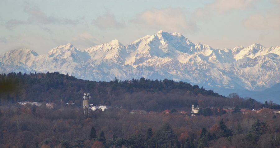 Montano Lucino mit dem Ortszentrum und den Alpen im Hintergrund