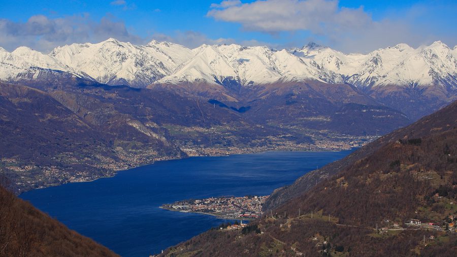 Dervio am Comer See mit Seeufer und Bergen