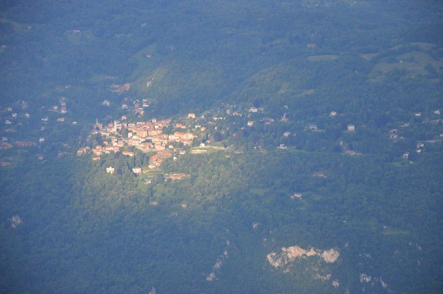 Civenna am Comer See von der gegenüberliegenden Seeseite aus gesehen