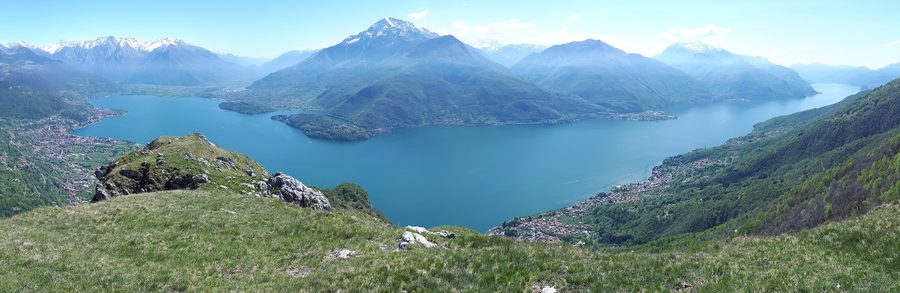 Vista panoramica sull'alto Lago di Como dalla cima del Sasso di Musso