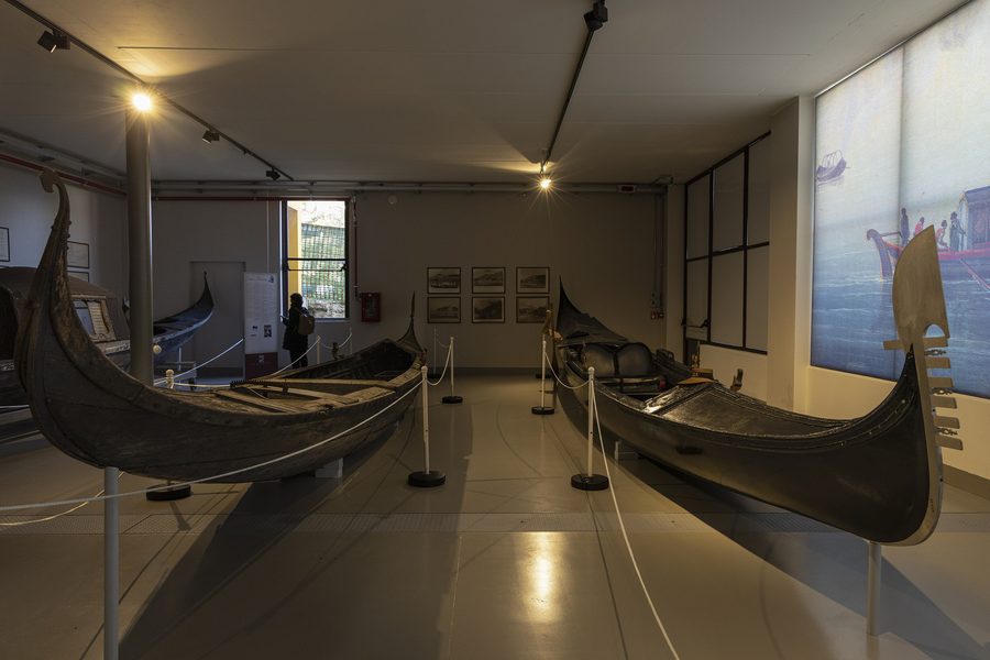 Historische Gondeln im Museo Barca Lariana in Pianello del Lario