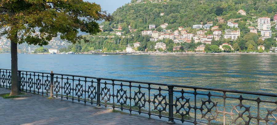 Blick von Como auf den Comer See in der Lombardei