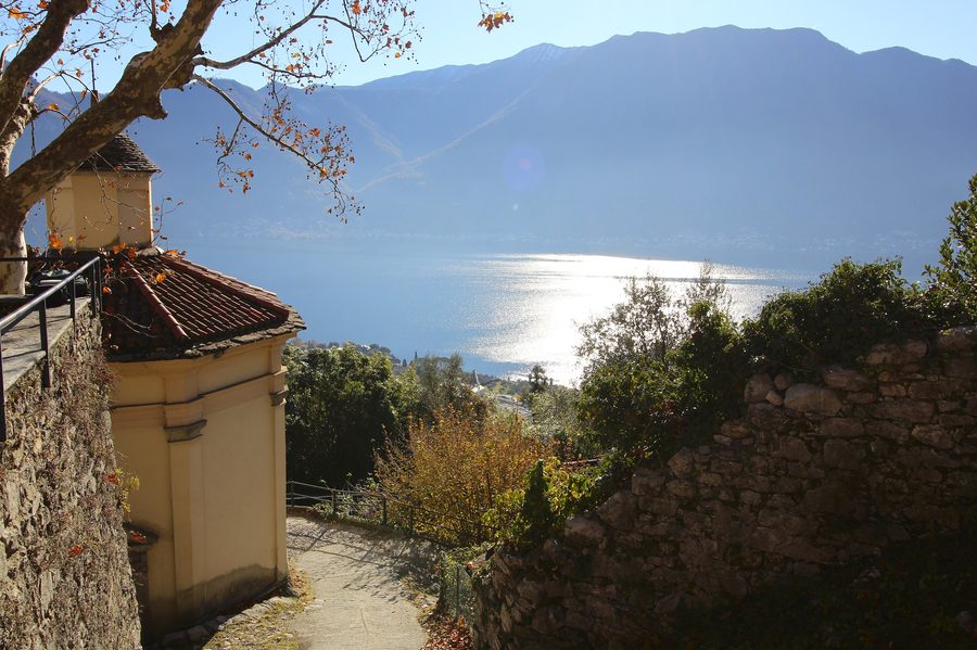 Blick vom Sacro Monte di Ossuccio auf den Comer See und die umliegenden Berge