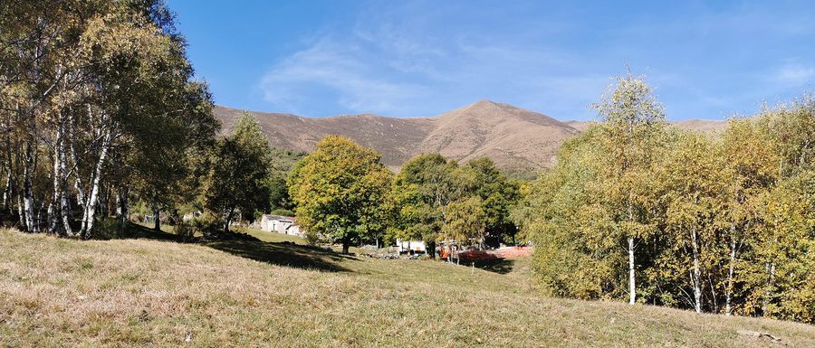 Vista dalla chiesetta di San Domenico (Cremia) verso le case di Piazzucco e il Monte Bregagno