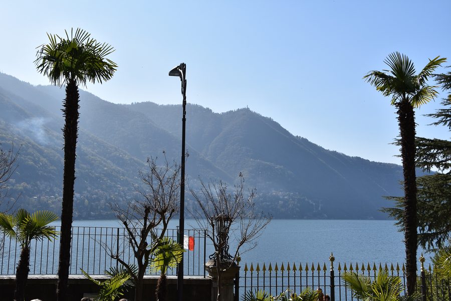 Blick über den Comer See aus den Gärten der Villa Lucini Passalacqua in Moltrasio