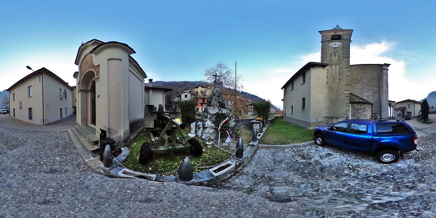 Piazza dei santi Donato e Clemente a Germasino con il municipio, la cappella, il monumento ai caduti e la chiesa dei santi Donato e Clemente