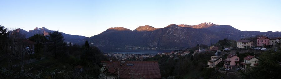 Blick von Somana auf Mandello del Lario und den Comer See vor Bergkulisse