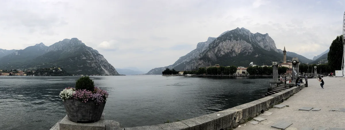 Uferpromenade von Lecco mit Comer See und Bergen