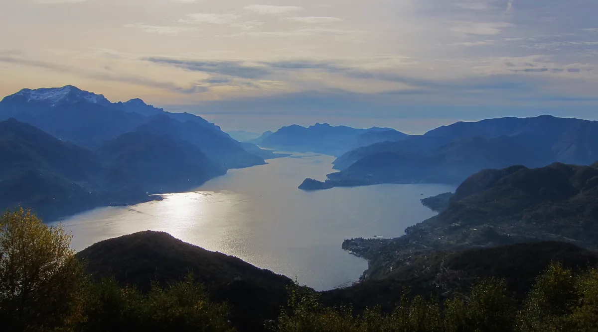 Panoramablick vom Monte Grona über den mittleren Comer See und die Landzunge von Bellagio