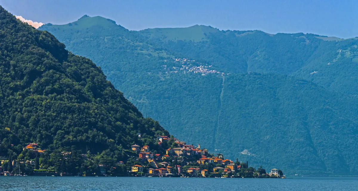 Laglio am westlichen Ufer des Comer Sees vor bewaldeten Bergen
