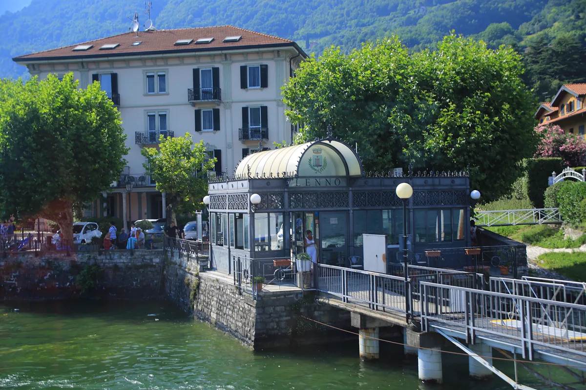 Schiffsanleger von Lenno am Comer See mit Uferhäusern und Bergen