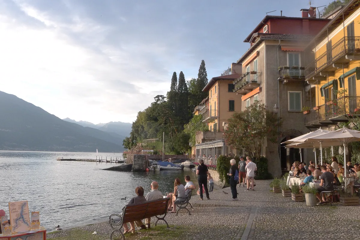 Uferpromenade und Häuser in Varenna am Comer See vor den Bergen