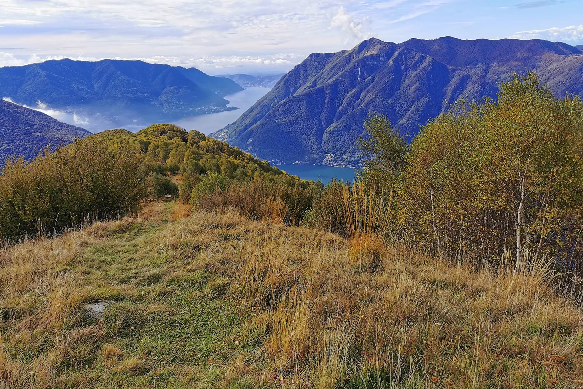 Wanderweg oberhalb von Veleso mit Blick auf den Comer See und die Berge
